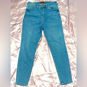 Butt lifting skinny jeans, light blue